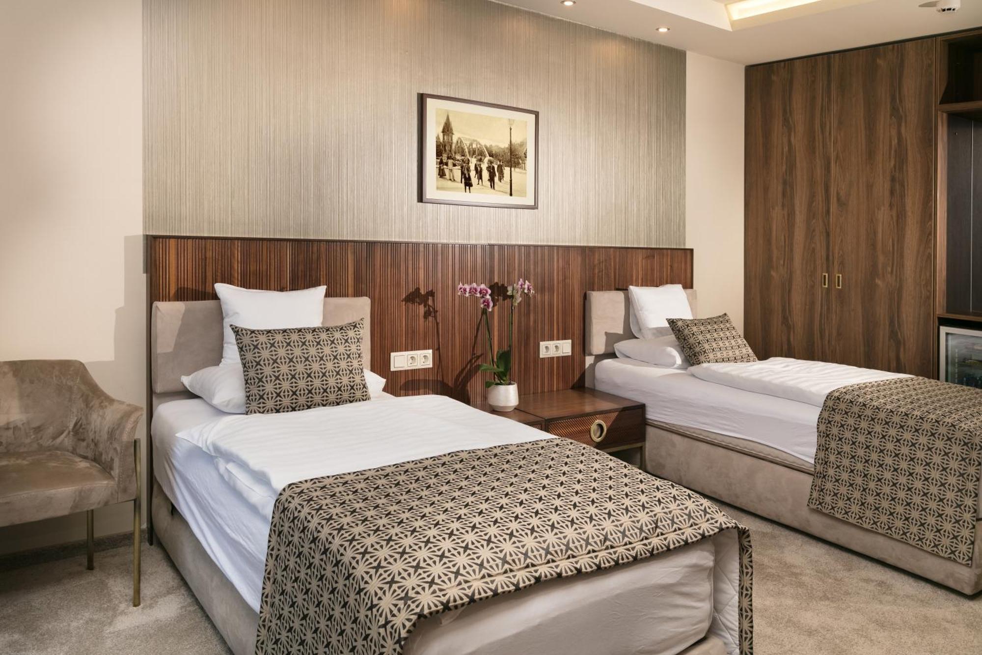 Hotel Kalvaria Superior Дьєр Екстер'єр фото